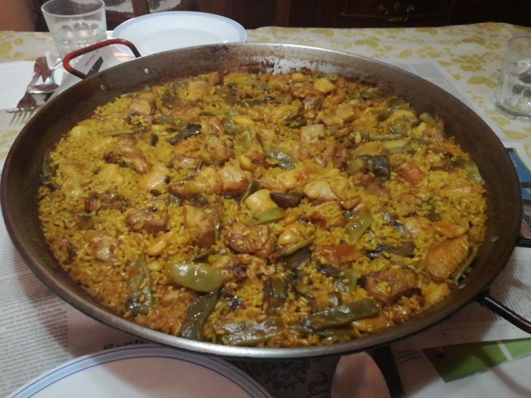 Paella con alcachofas y pollo