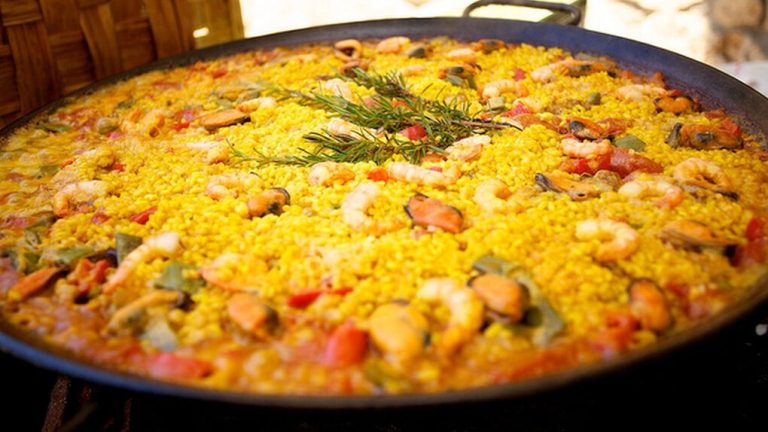 Cómo hacer una paella mixta de carne y marisco