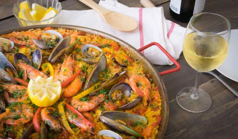 Cómo Echar el Arroz en la Paella