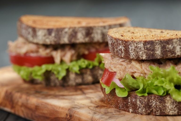 Hacer Pan con Atún y Huevo