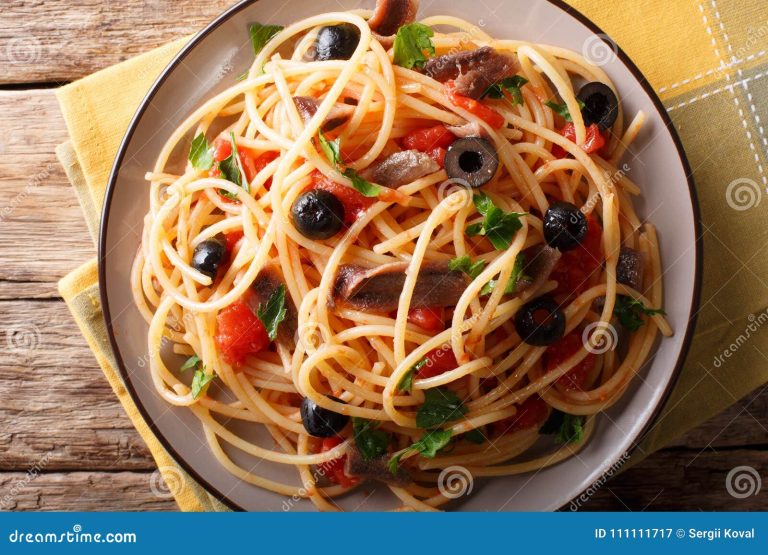 Pasta con Anchoas y Aceitunas Negras