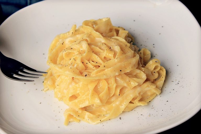 Pasta con Bechamel y Huevo