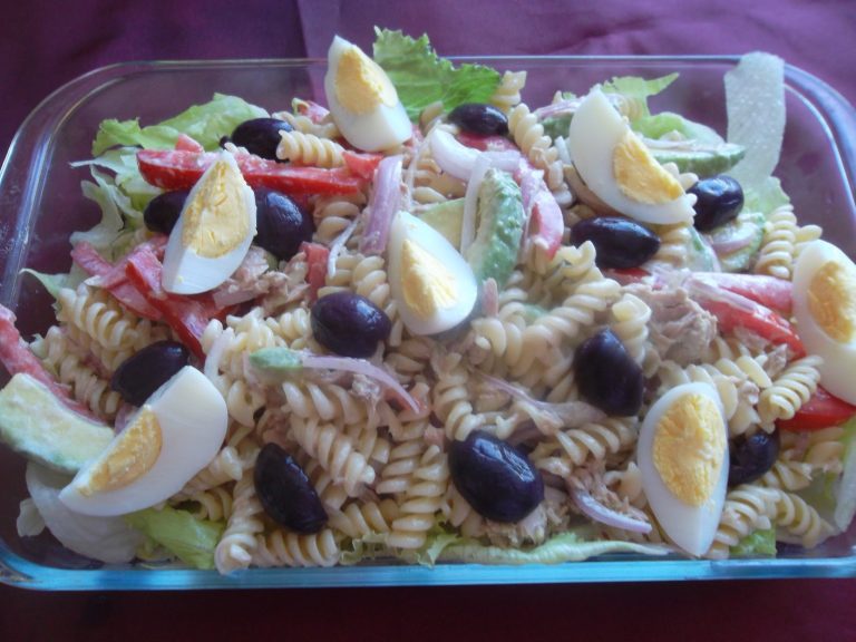 Cómo preparar pasta de colores con atún