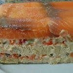 Pastel Frío de Salmón con Palitos de Cangrejo