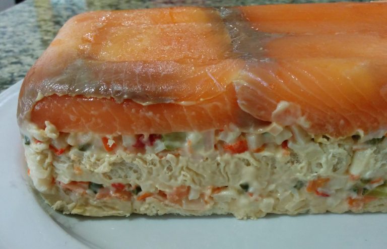 Pastel Frío de Salmón con Palitos de Cangrejo