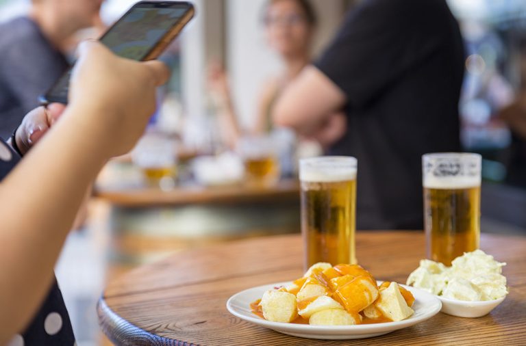 Cómo se hacen las patatas bravas de los bares