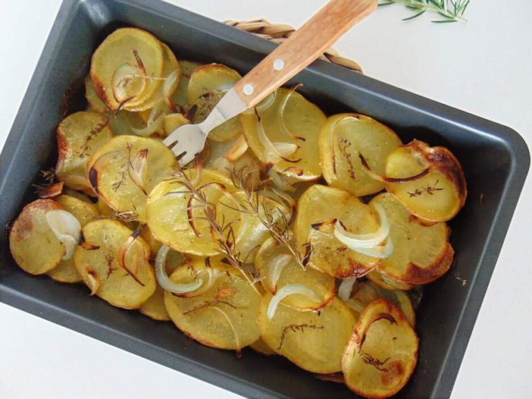 Patatas Panaderas en Sartén con Vino Blanco