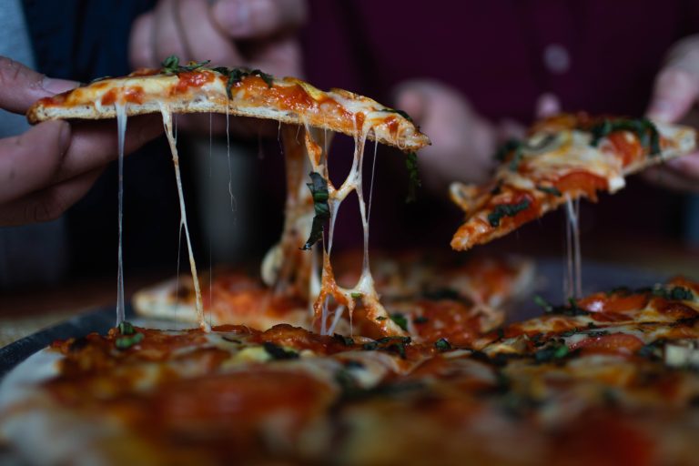 Cómo hacer una pizza precocinada en el horno