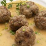 plato-de-albondigas-con-guisantes