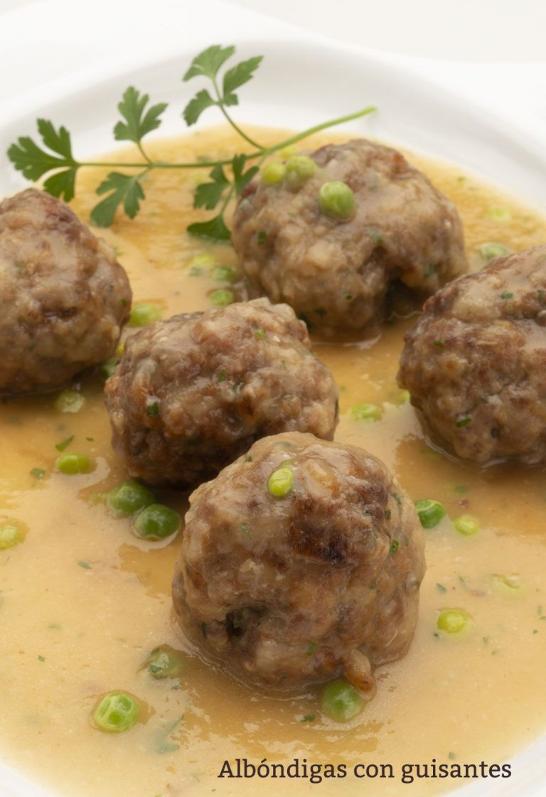 Albóndigas con champiñones y guisantes