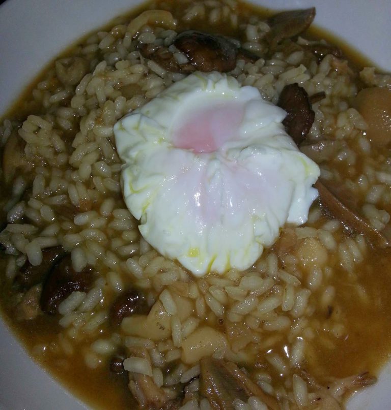 Arroz con Manitas de Cerdo y Garbanzos