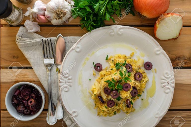 Bacalao con Pimentón, Ajos y Vino Blanco