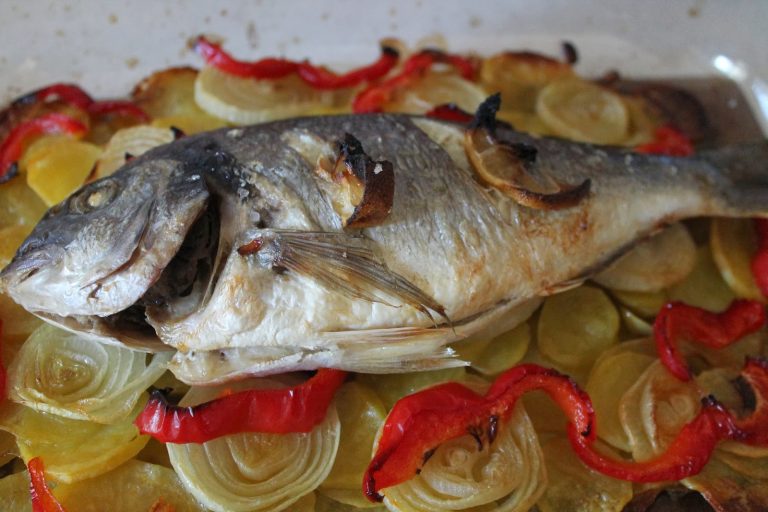 Dorada al Horno con Verduras y Vino Blanco