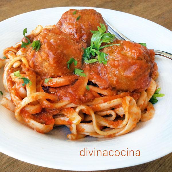 Espaguetis con Albóndigas: Receta Italiana