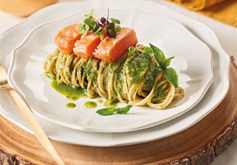 Espaguetis de carbasso amb pesto