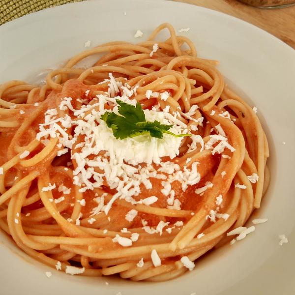 Cómo hacer espaguetis con tomate