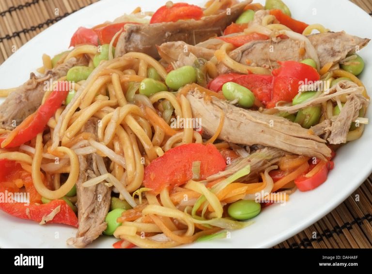 Fideos a la cazuela con costilla de cerdo y salchichas