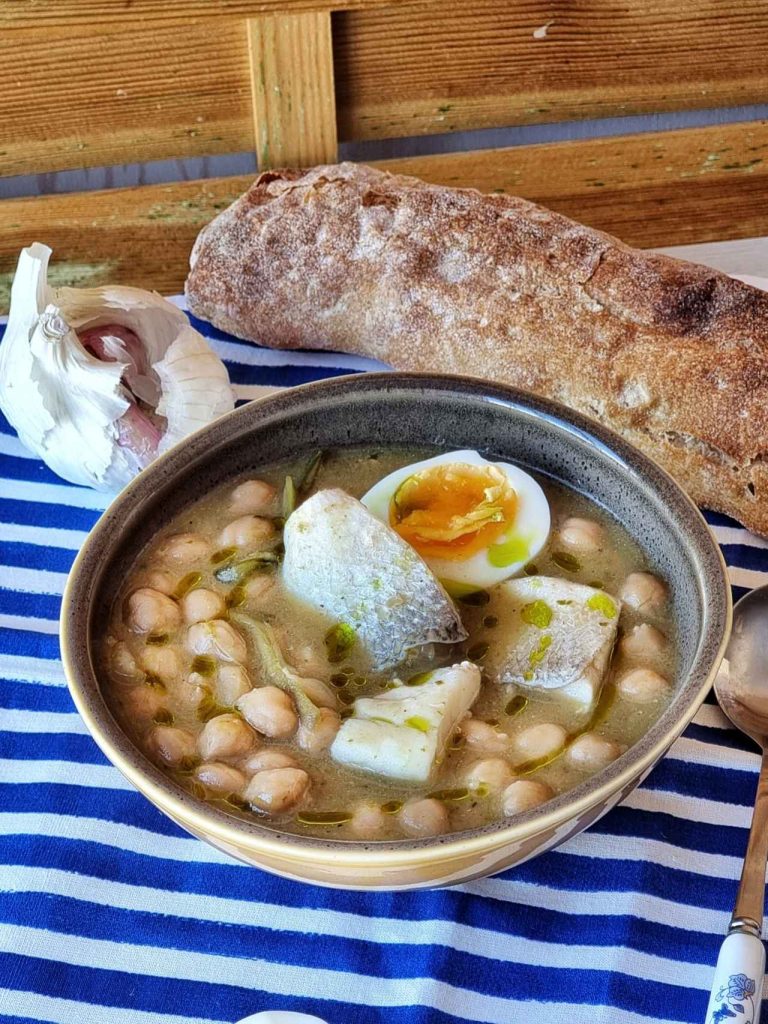 Garbanzos con borraja y huevo cocido