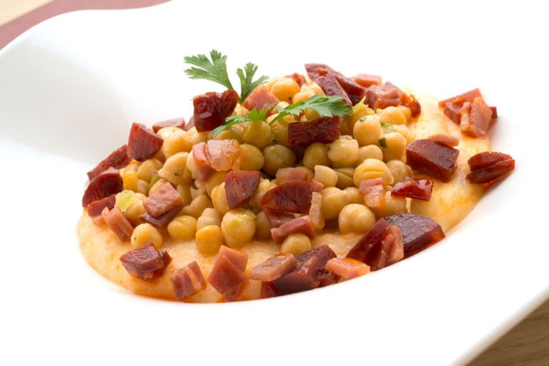 Garbanzos con Costilla de Cerdo y Chorizo