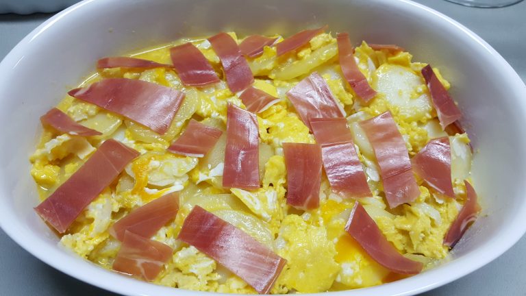 Huevos Rotos con Gulas y Jamón