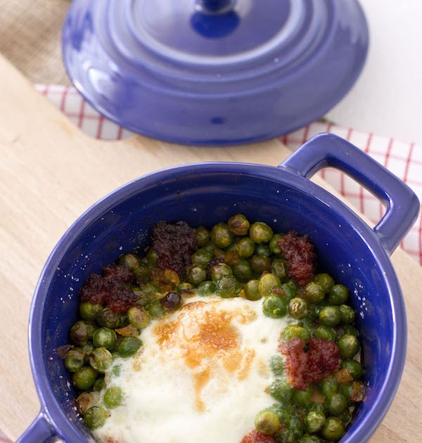 Huevos al Plato con Guisantes