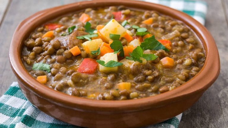 ¿Cuántas calorías tiene un plato de lentejas con verduras?