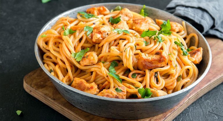 Macarrones con pollo y huevo