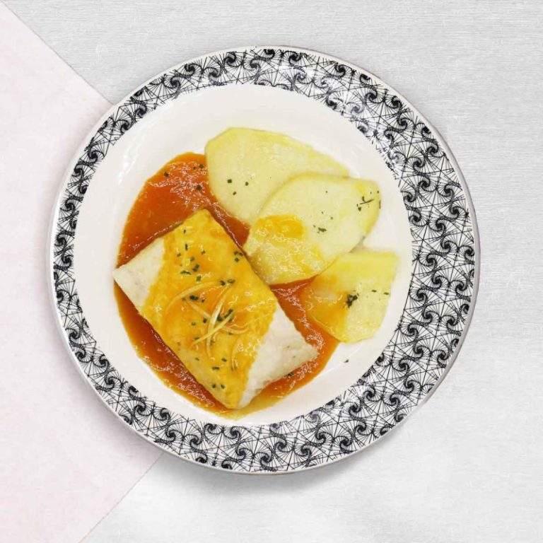 Merluza con Patatas Panaderas en Sartén