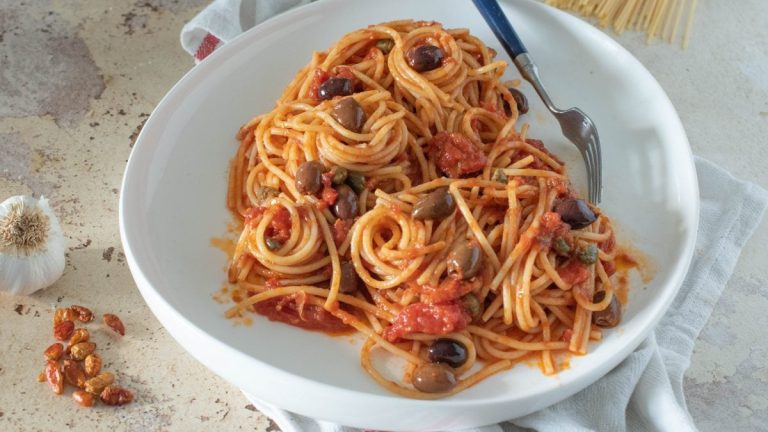 Pasta con Atún, Huevo y Tomate