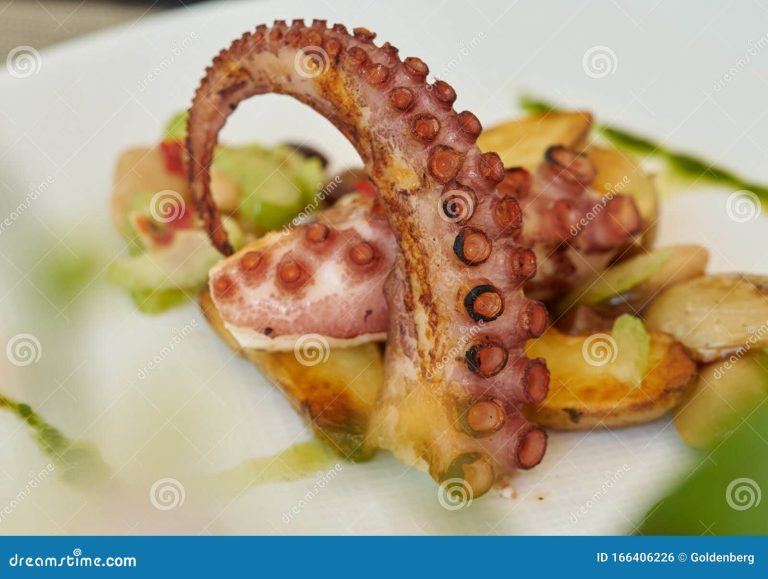 Pulpo con puré de patatas con pimentón