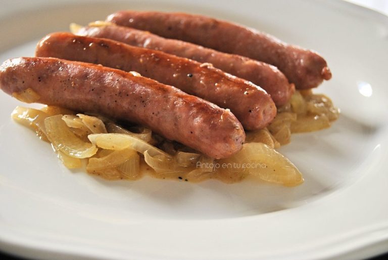 Salchichas con patatas y cebolla