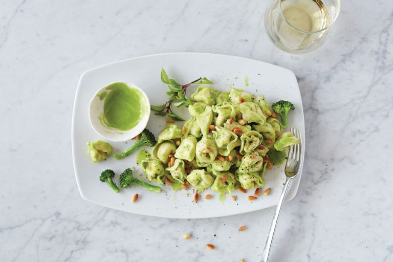 Tortellini de queso con salsa pesto