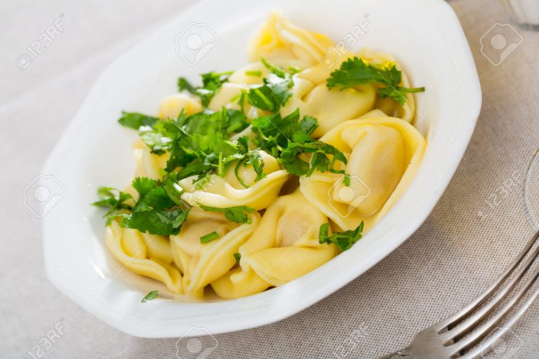 Canapé Rulo de Cabra con Cebolla Caramelizada