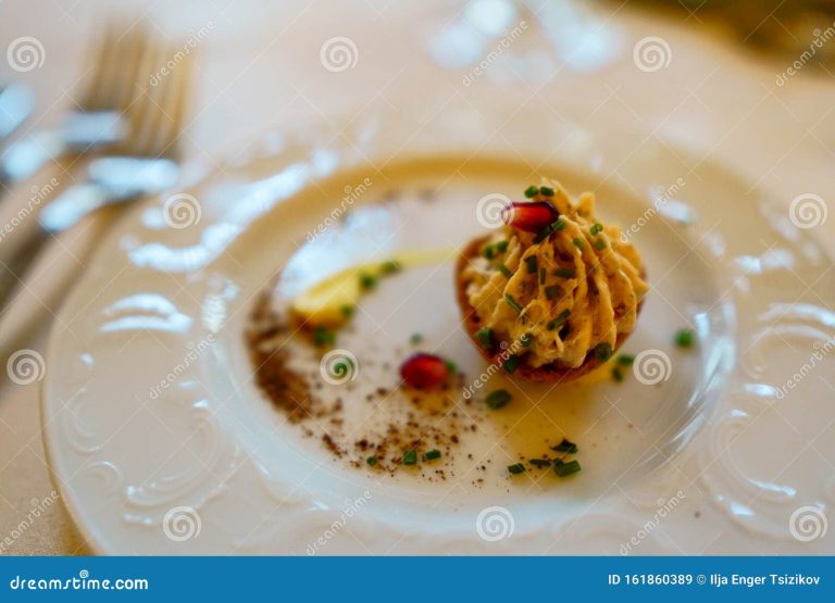 Bacalao fresco al horno con patatas panaderas, cebolla y pimientos