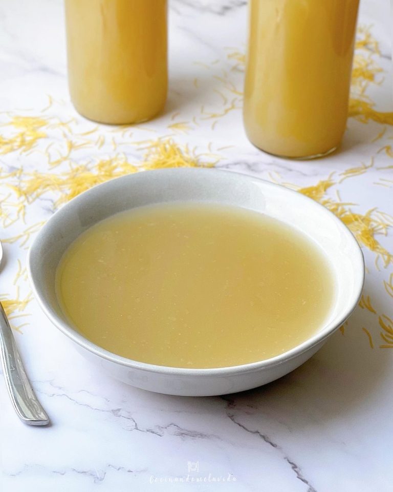 Caldo de Pollo con Carcasas