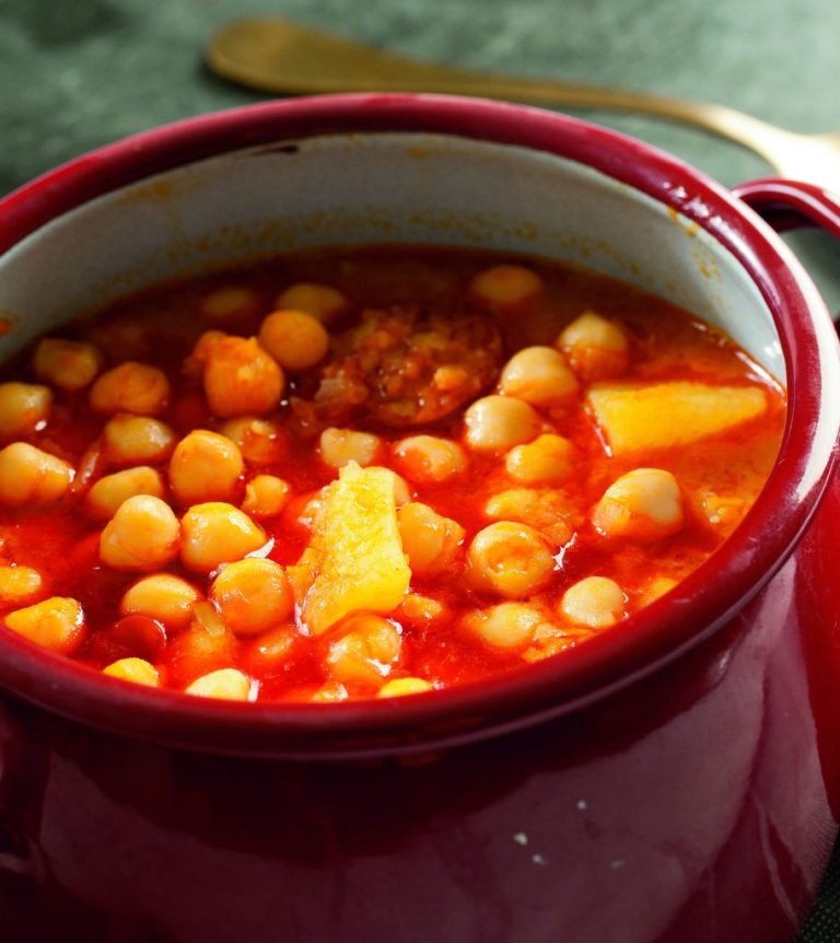 Puchero con garbanzos de bote