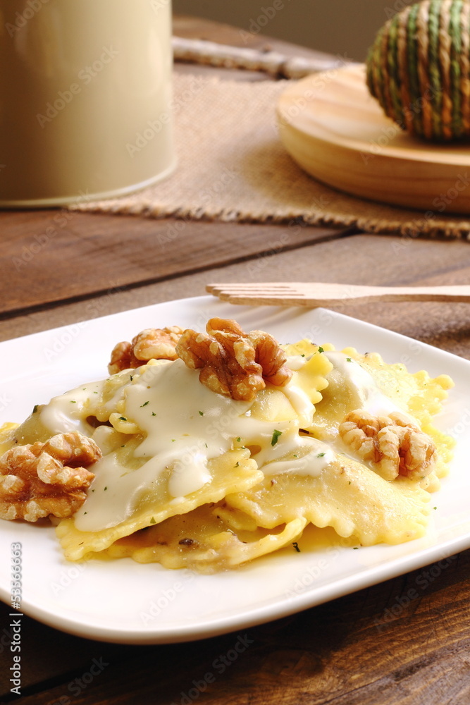 Raviolis con Salsa de Queso