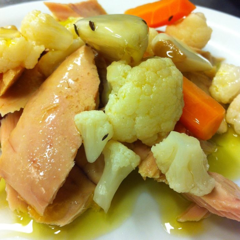 Coliflor con atún y huevo duro