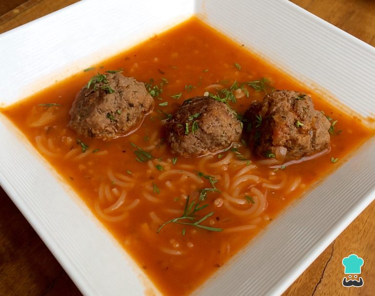 Cómo hacer sopa de fideos con Avecrem