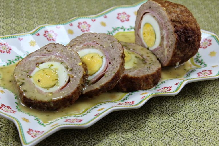 Rollo de carne picada al horno con huevo