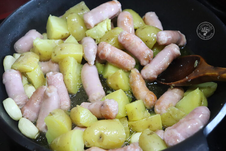 Salchichas con Tomate y Patatas