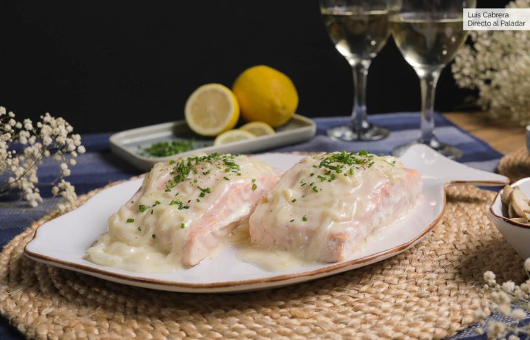 Salmón Encebollado con Vino Blanco