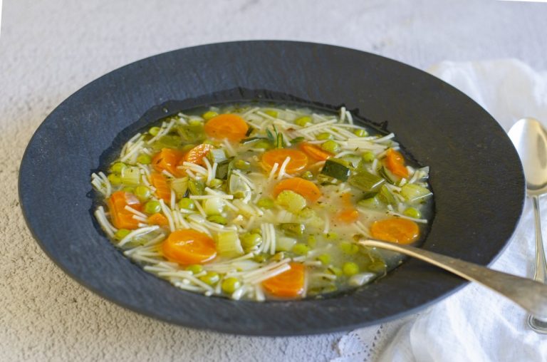 Sopa de Fideos Chinos con Pollo