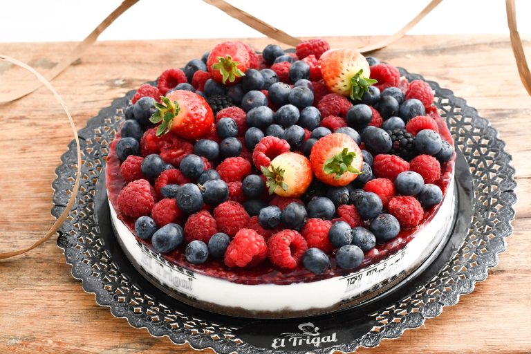 Tarta Decorada con Frutos Rojos