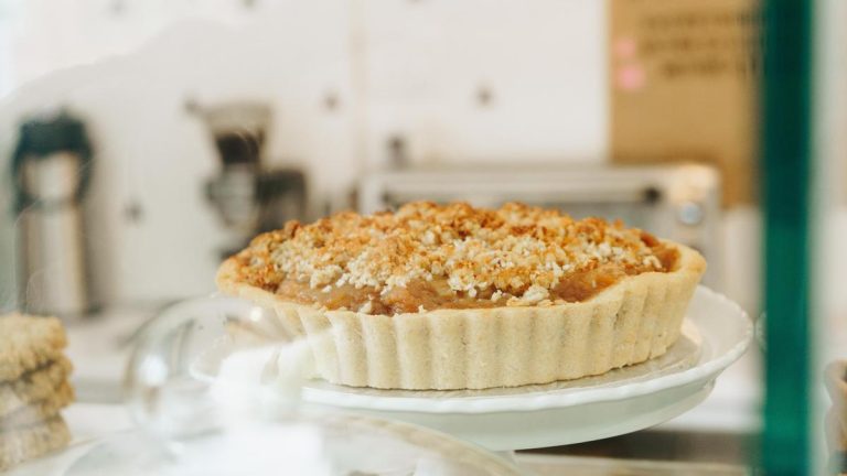 Tarta de Manzana con Crema Pastelera y Base de Bizcocho