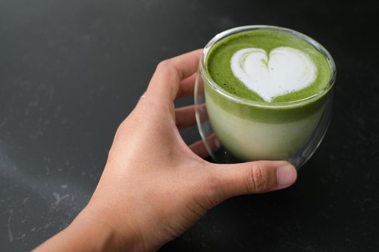 Cómo preparar té matcha con leche de avena