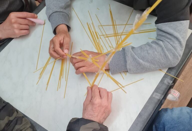 Cómo Hacer una Torre de Espaguetis