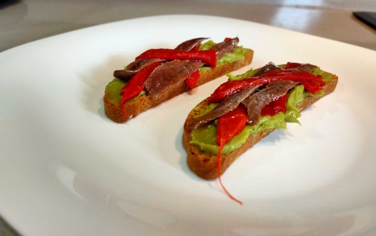 Tosta de Anchoas con Queso y Tomate