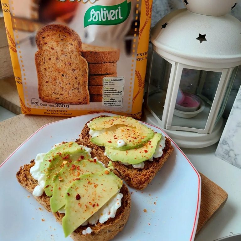 Tostada con Aguacate y Queso Fresco